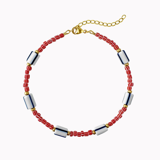 Enkelbandje met rood en blauw gestreepte kralen