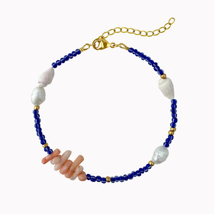 Enkelbandje met gestreepte blauwe kralen, parels en schelpen