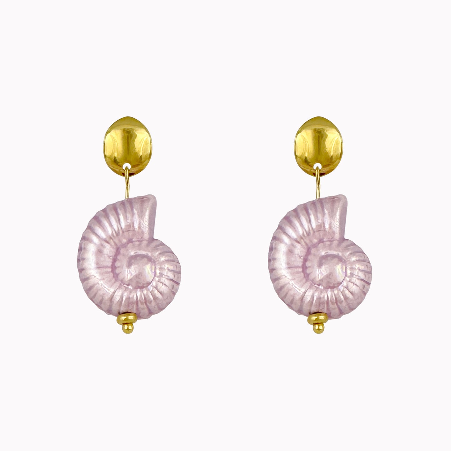 Gouden statement oorbellen met schelp bedel