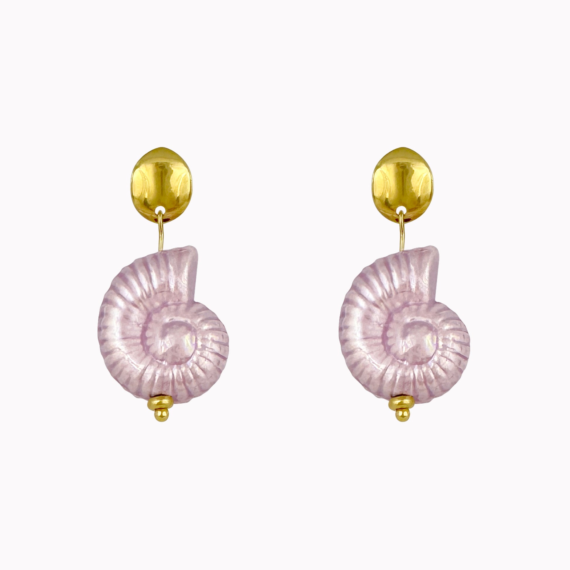 Gouden statement oorbellen met schelp bedel