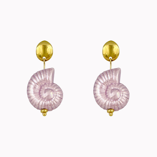 Gouden statement oorbellen met schelp bedel