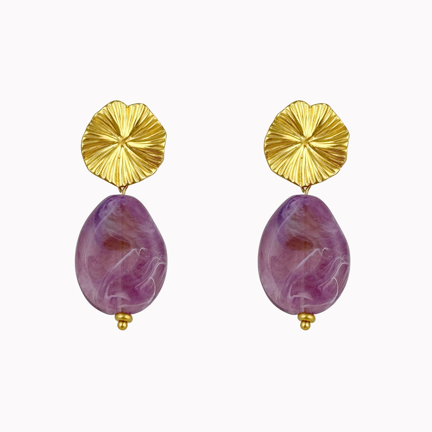 Gouden statement oorhangers met paarse steen