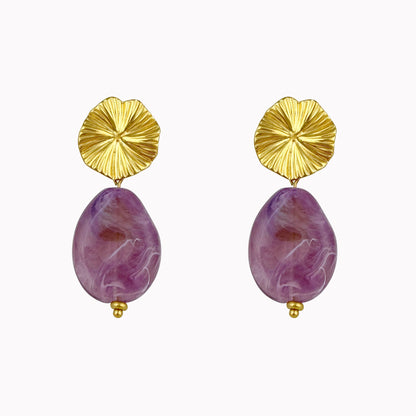 Gouden statement oorhangers met paarse steen