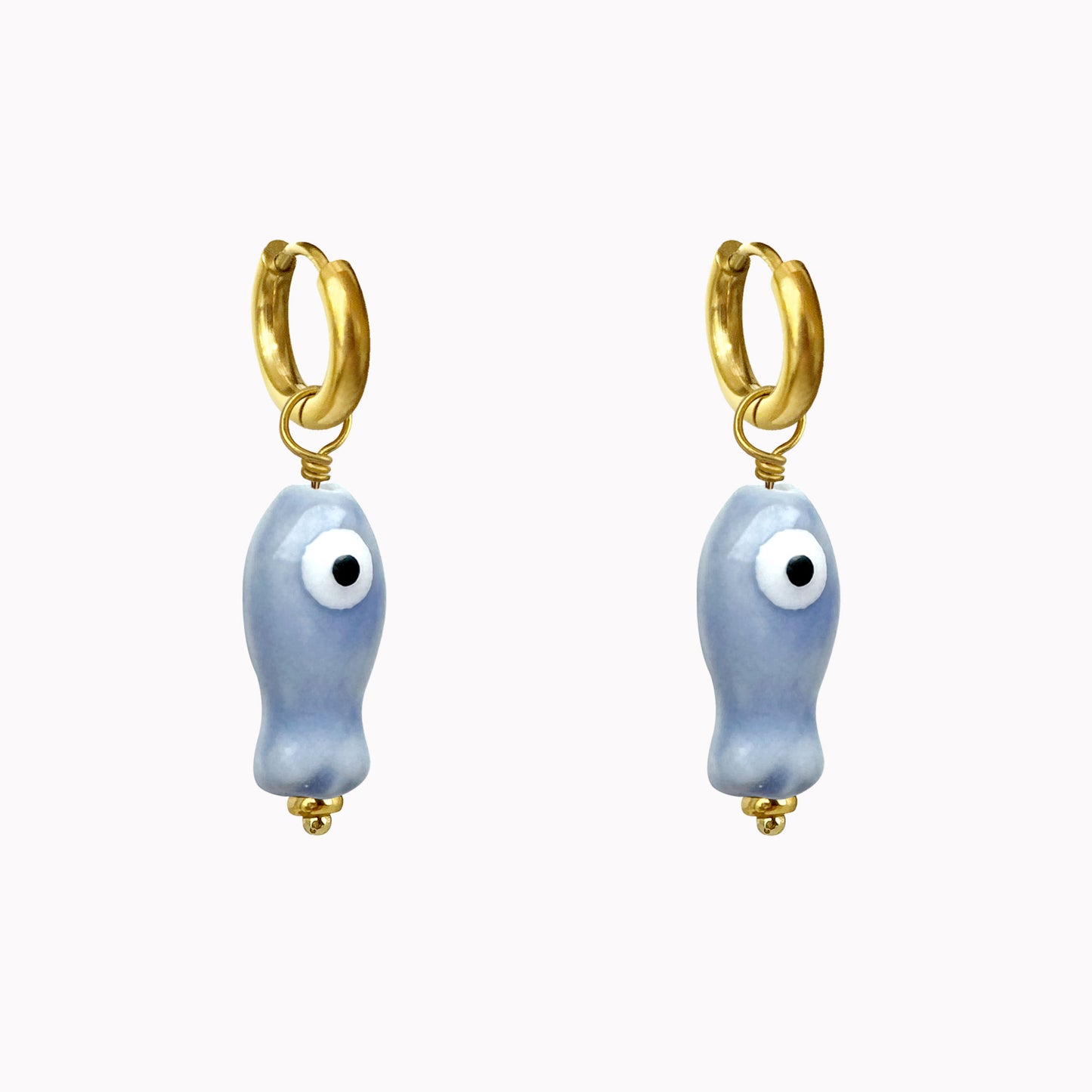 Gouden oorringen met blauw vis bedeltje