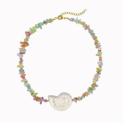 Kralenketting met gekleurde chipstones en schelp