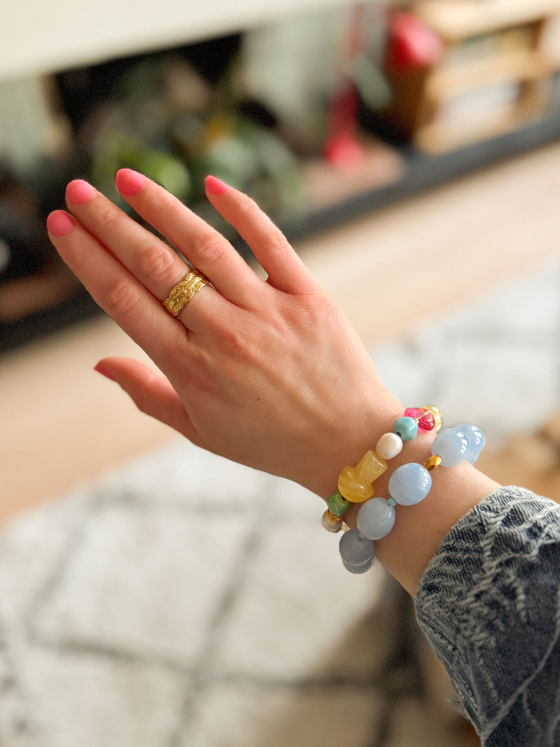 Blauwe statement armband gecombineerd met vrolijke armband met gekleurde kralen