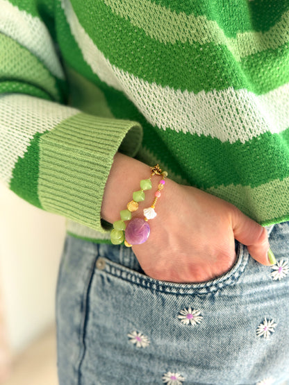 Statement armband met paarse steen en groene kralen armband met schelp bedel