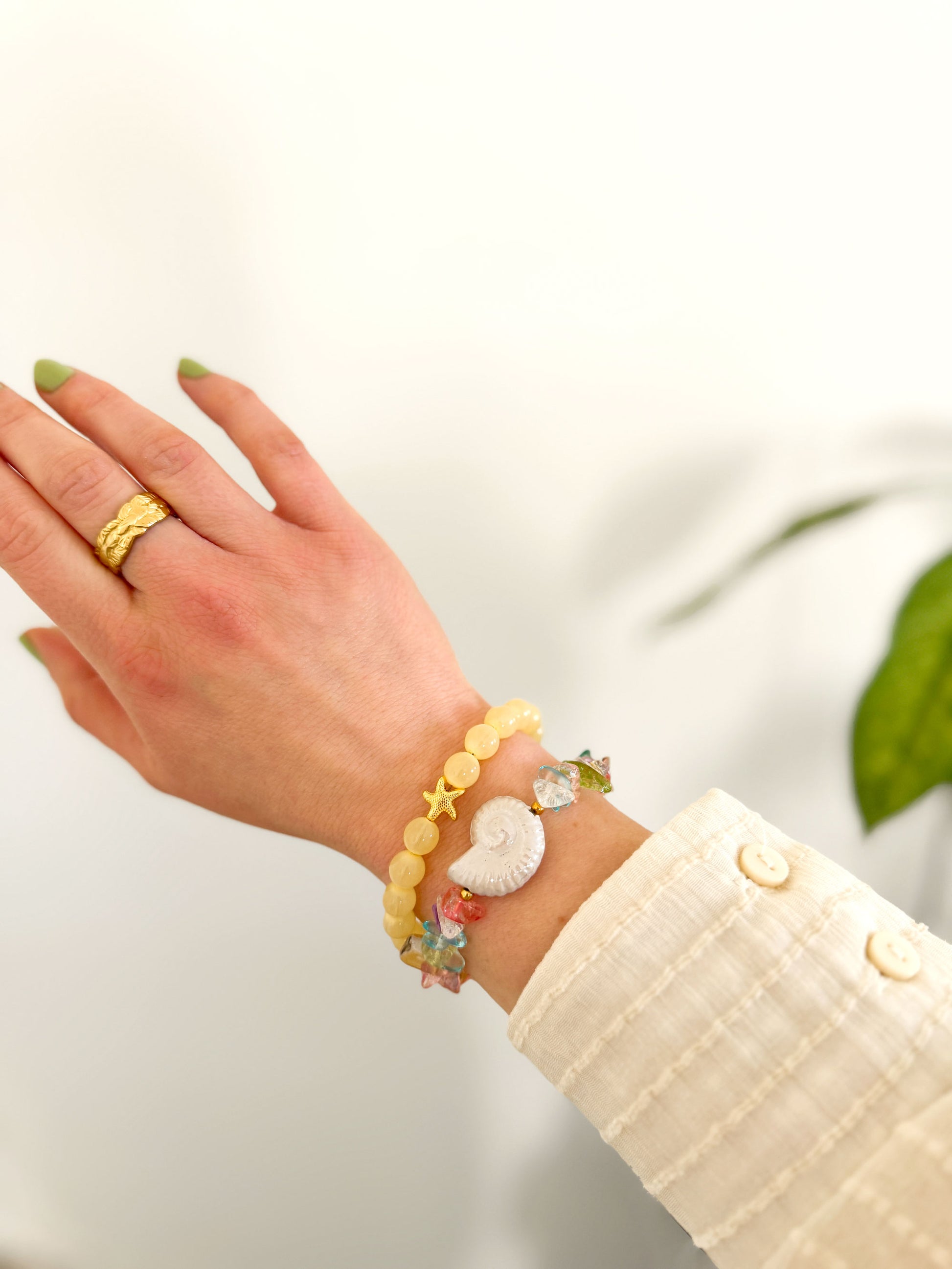 Zomerse armcandy met gele kralen armband met zeester en chipstone armband met schelp