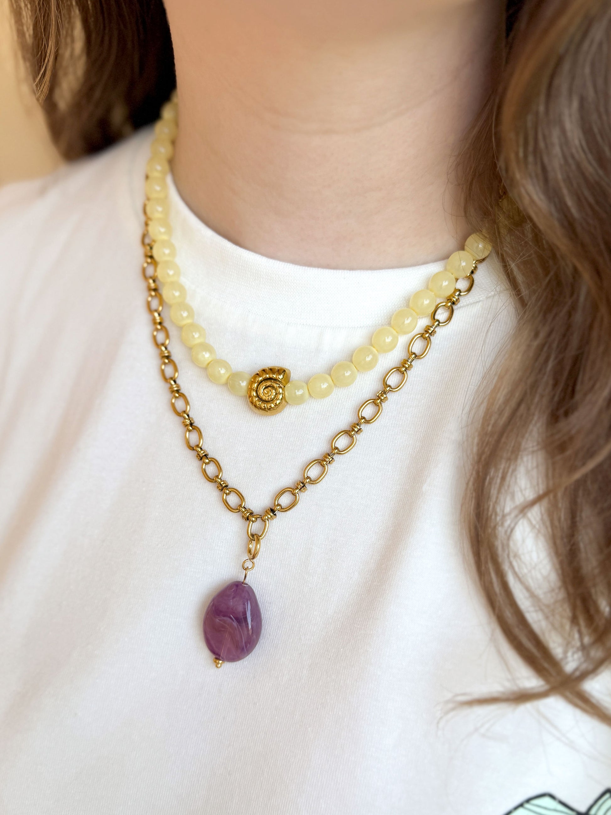 Schakelketting met paarse steen gecombineerd met gele statement kralenketting