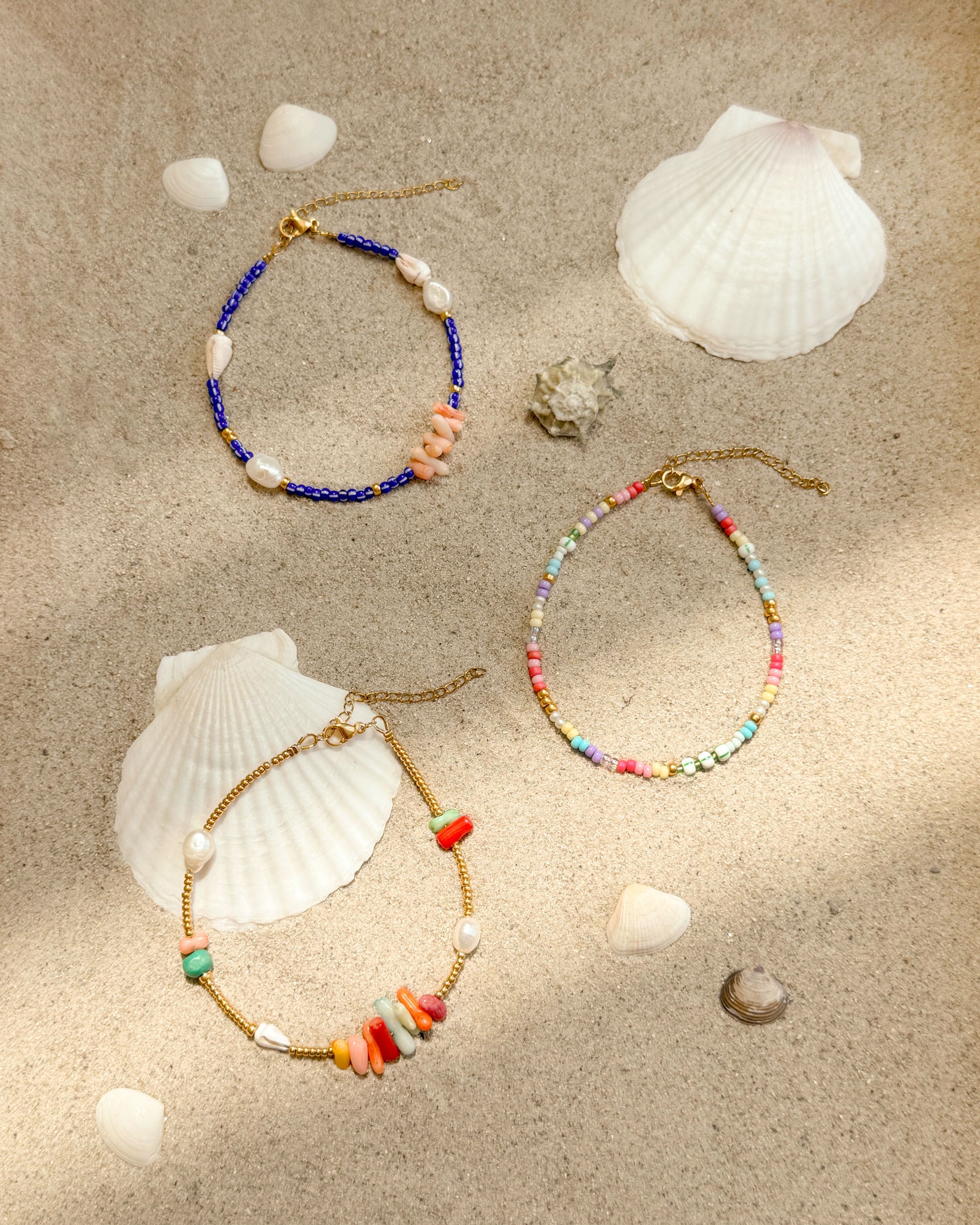 Kleurrijke kralen enkelbandjes voor de zomer