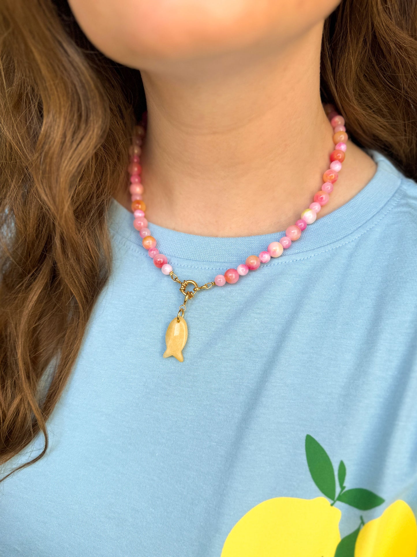 Roze statement kralen ketting met geel vis bedeltje
