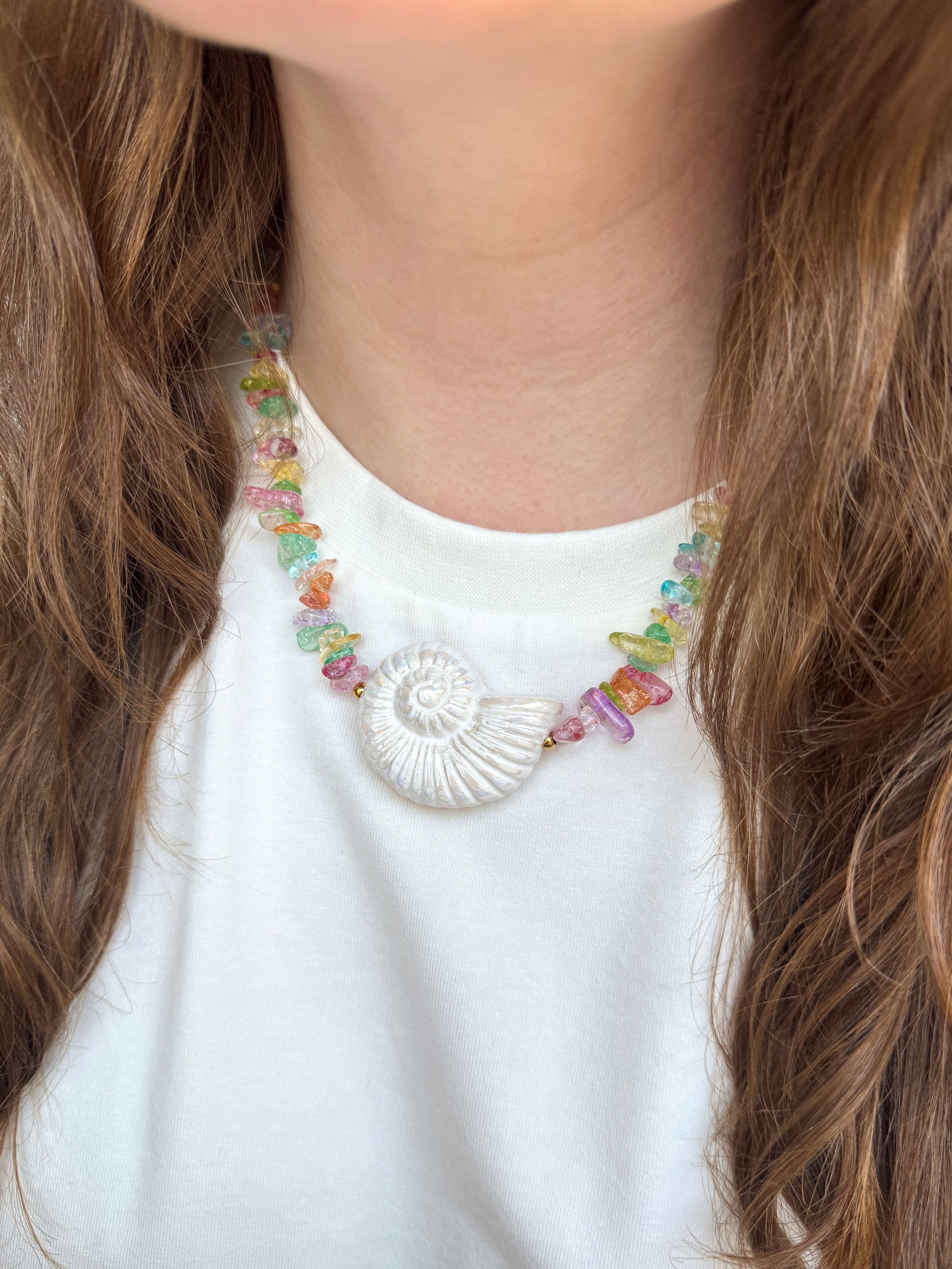Zomerse statement ketting met schelp en gekleurde kralen