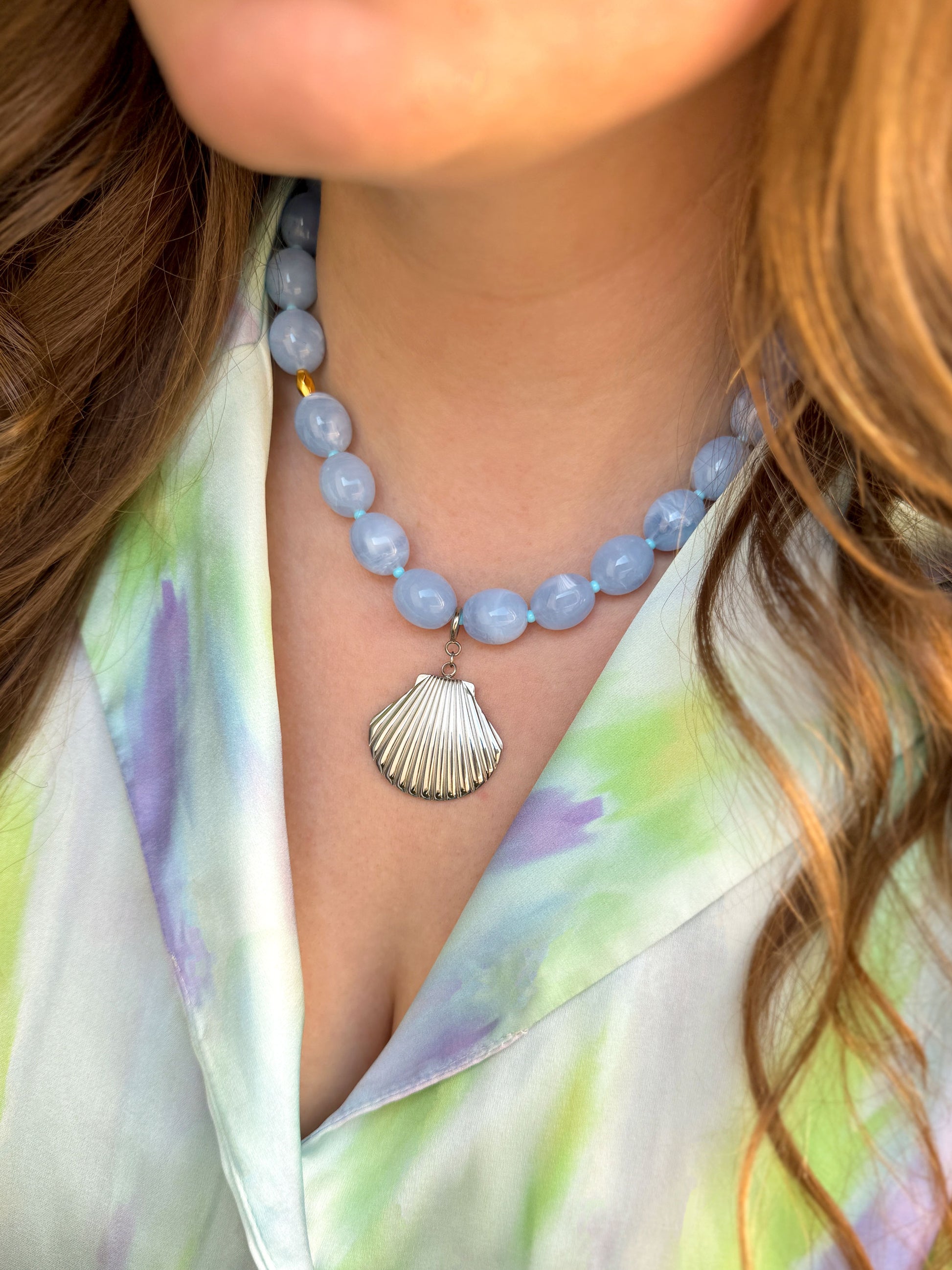 Statement ketting met blauwe kralen en zilveren schelp bedel