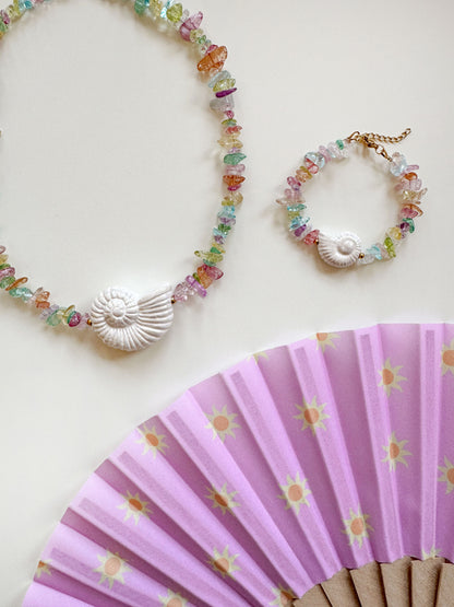 Statement ketting en armband met gekleurde chipstone kralen en schelp