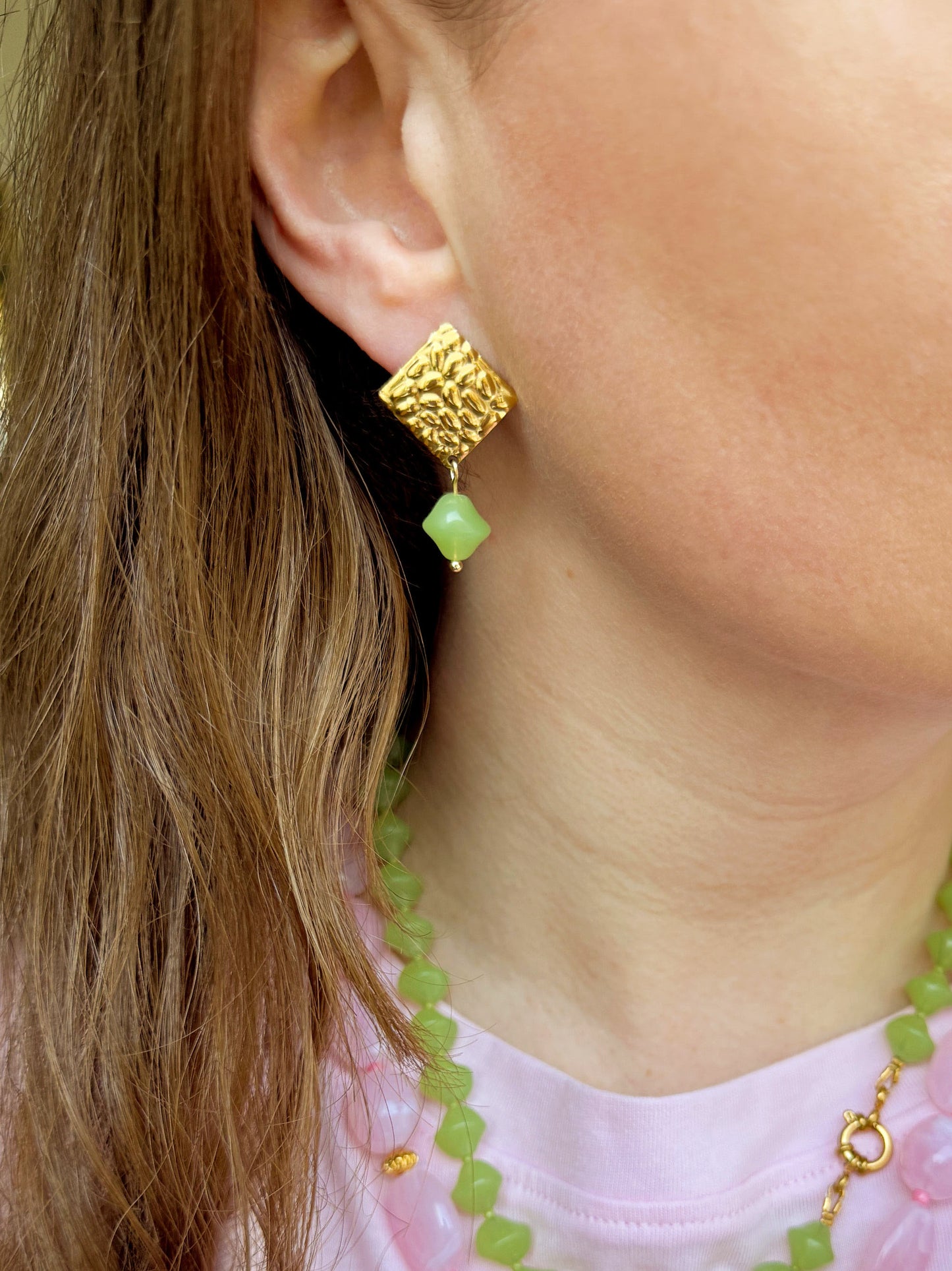 Gouden ruitjes oorbel met groene hanger
