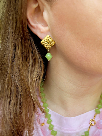 Gouden ruitjes oorbel met groene hanger