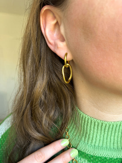 Gouden oorringen met hanger in organische ovale vorm