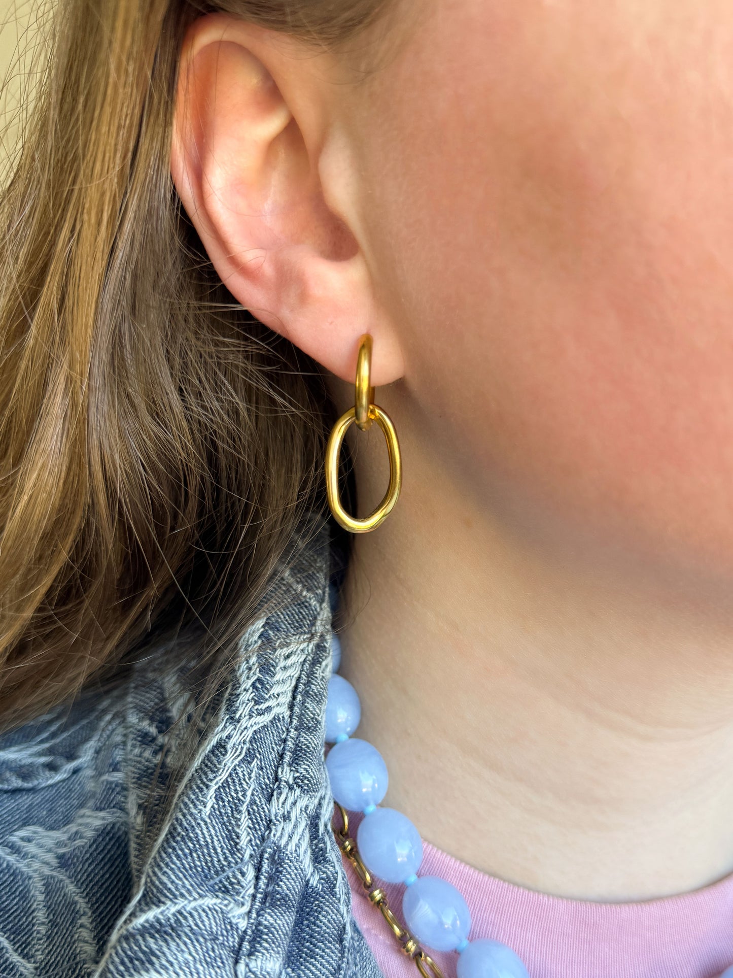 Trendy gouden oorringen met open hanger