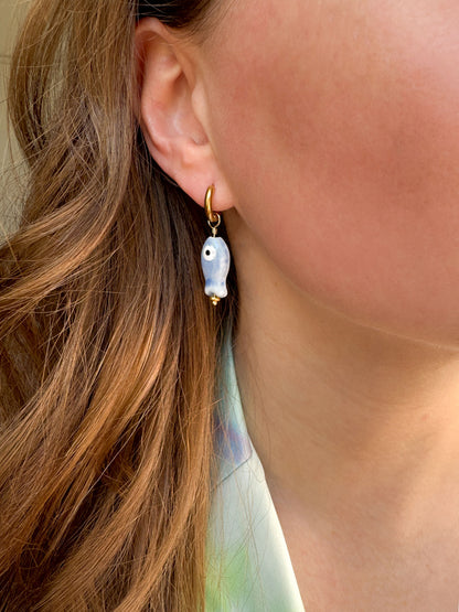 Gouden statement oorringen met blauwe vis bedel