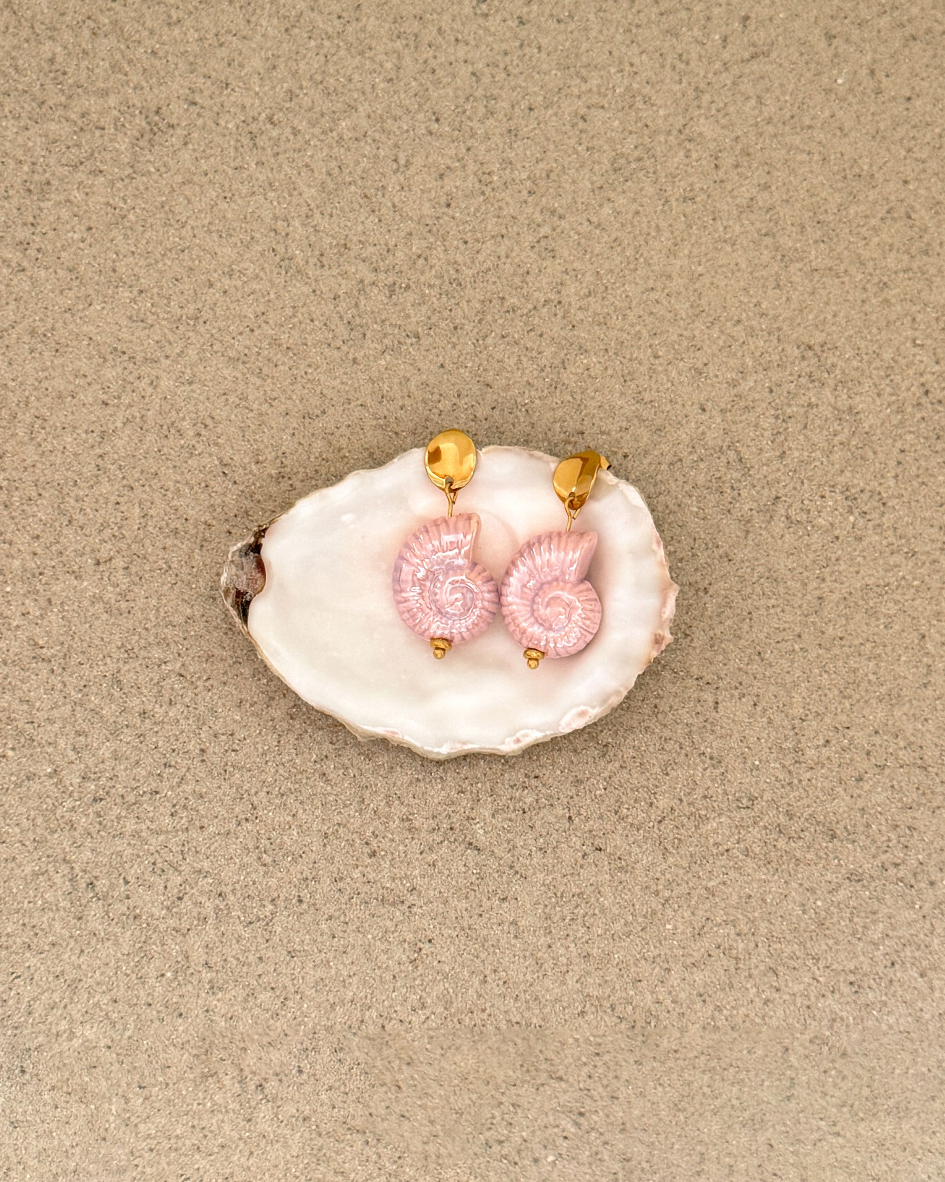 Gouden oorhangers met grote schelp bedel