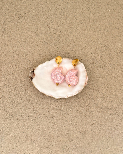 Gouden oorhangers met grote schelp bedel