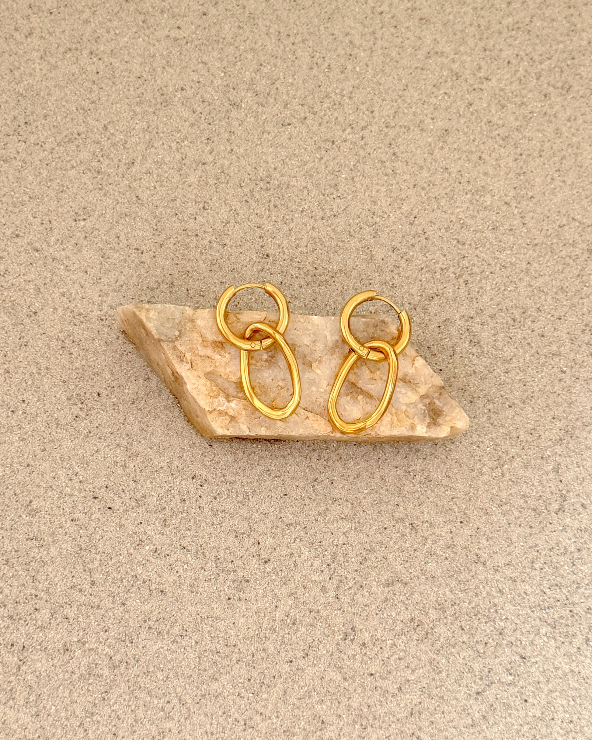 Gouden oorbellen met organische ovalen hanger