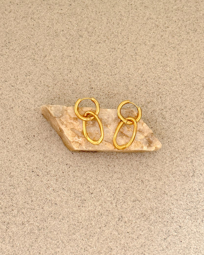 Gouden oorbellen met organische ovalen hanger