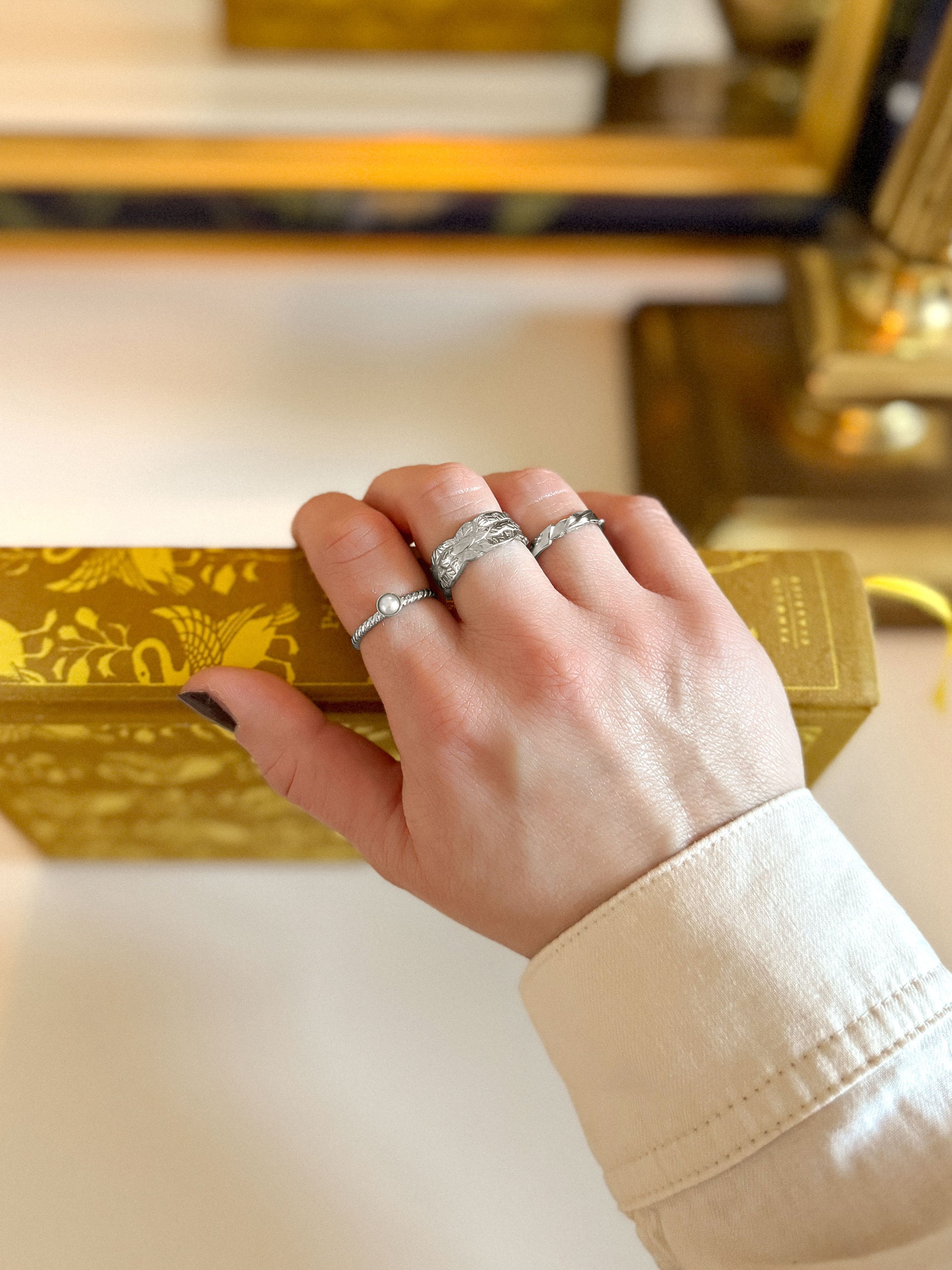 Zilveren ringen met gedraaide structuur en parel