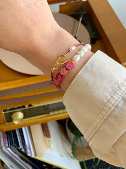 Armband Love More | Parel armband met roze hartjes